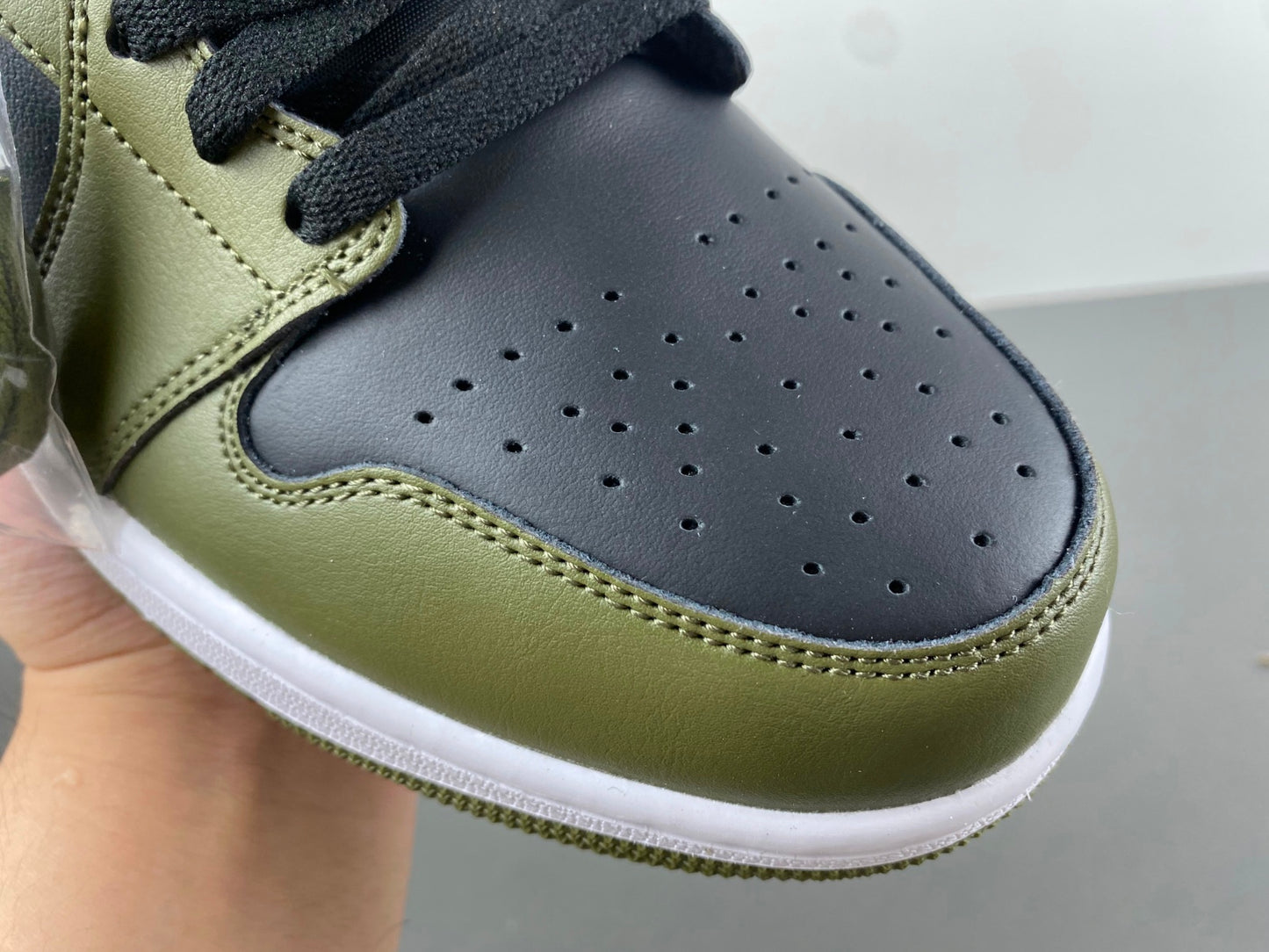 Air Jordan 1 Mid 'Medium Olive'