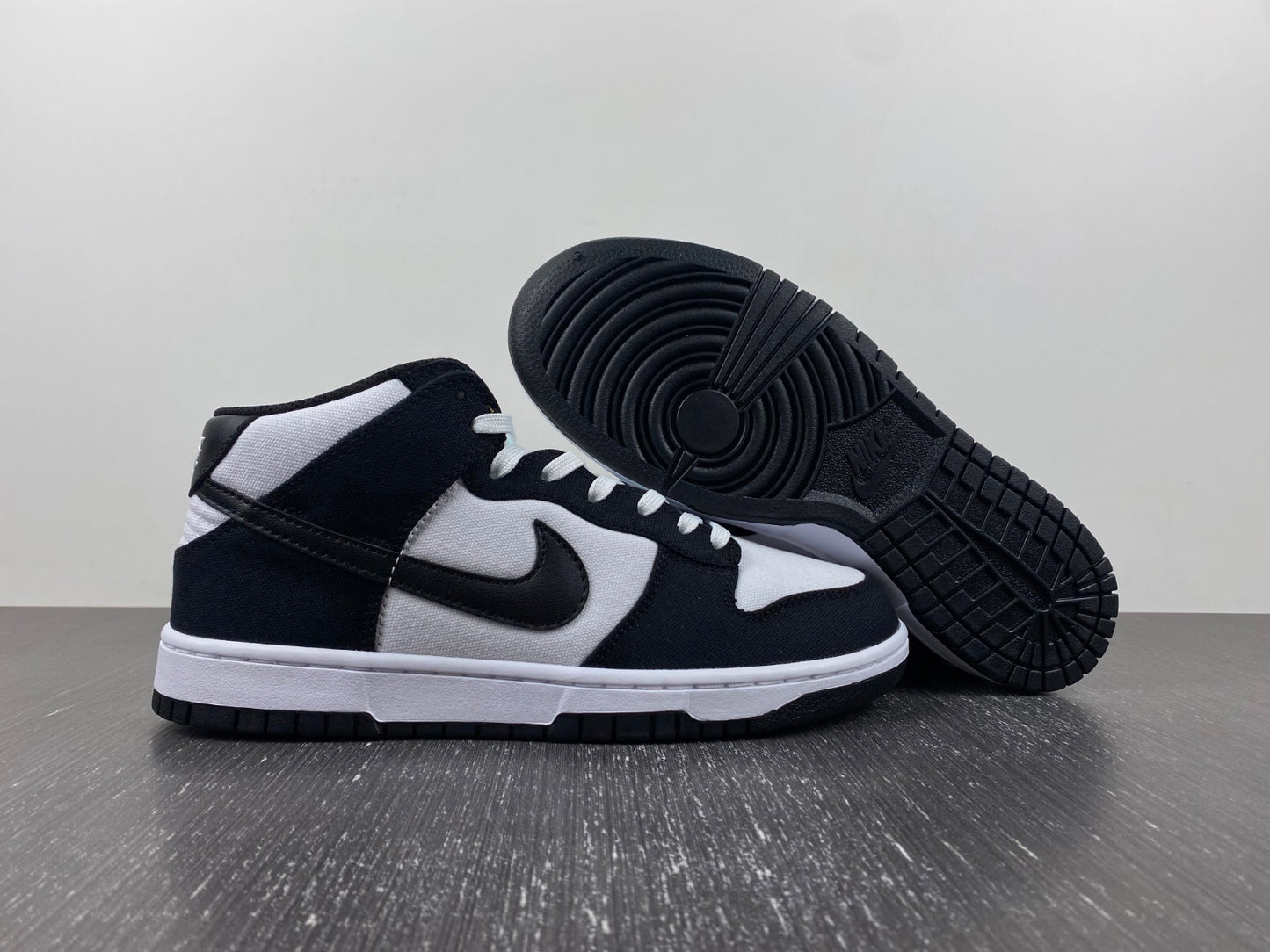 Nike Dunk Mid 'Black-White'