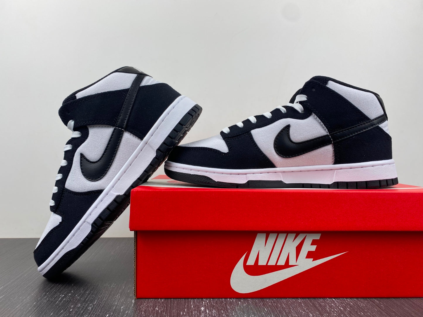 Nike Dunk Mid 'Black-White'