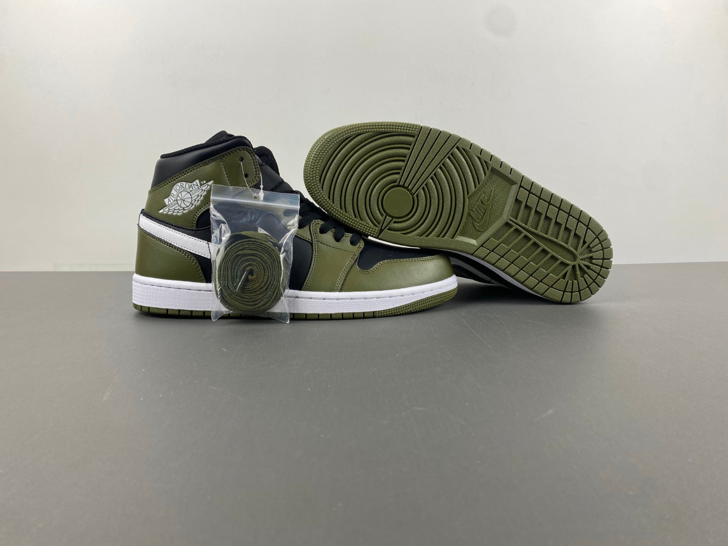 Air Jordan 1 Mid 'Medium Olive'