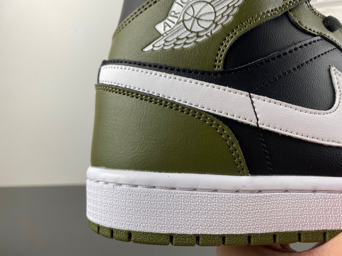 Air Jordan 1 Mid 'Medium Olive'